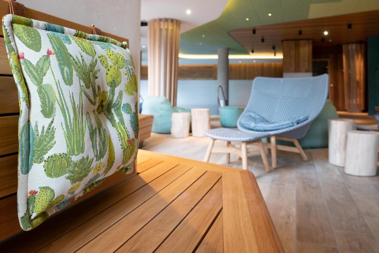 Das James Flensburg Ngoại thất bức ảnh The interior of the new spa at The Dorchester