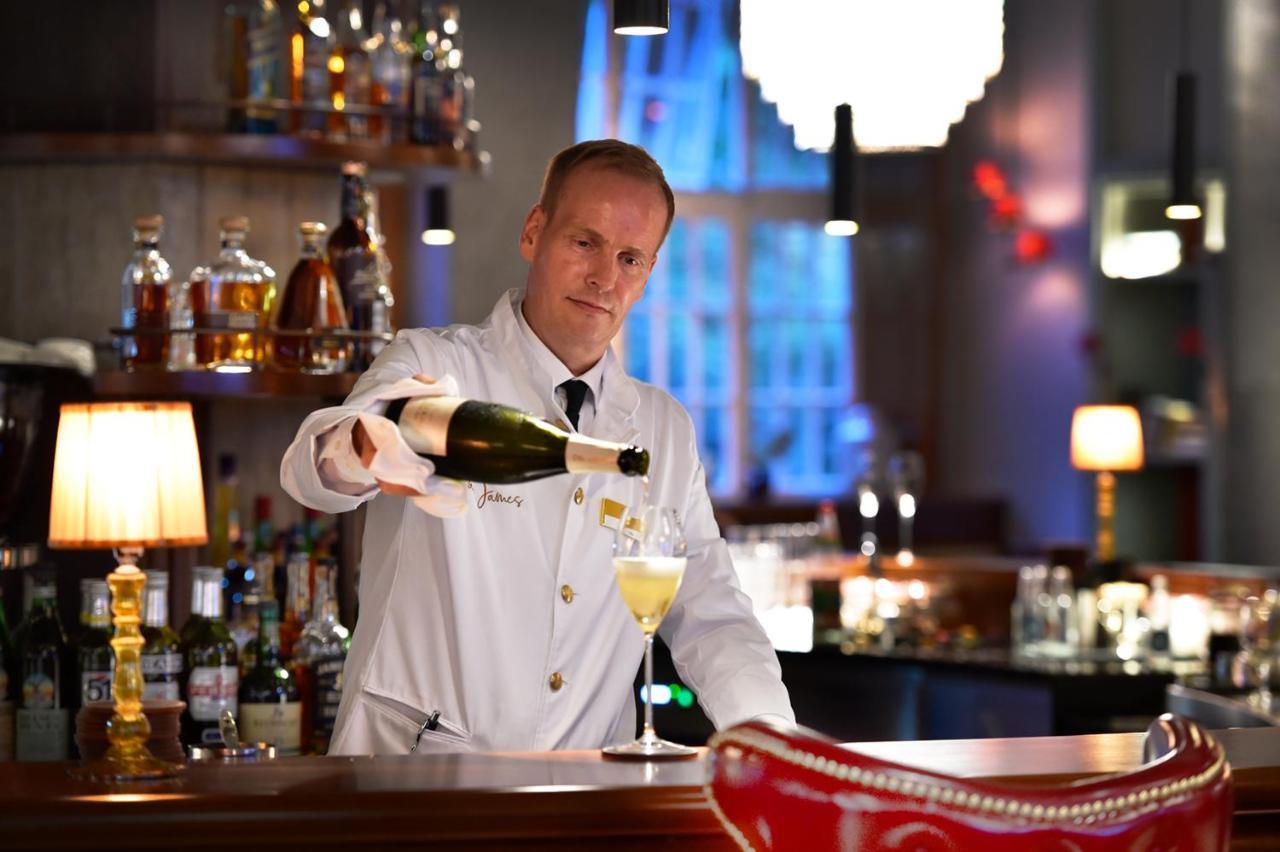 Das James Flensburg Ngoại thất bức ảnh A bartender at work