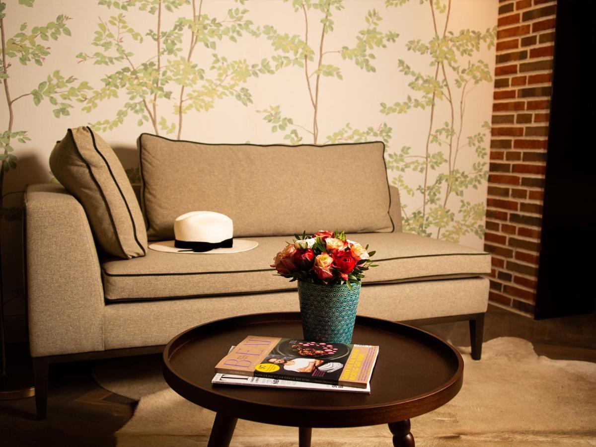 Das James Flensburg Ngoại thất bức ảnh A sofa